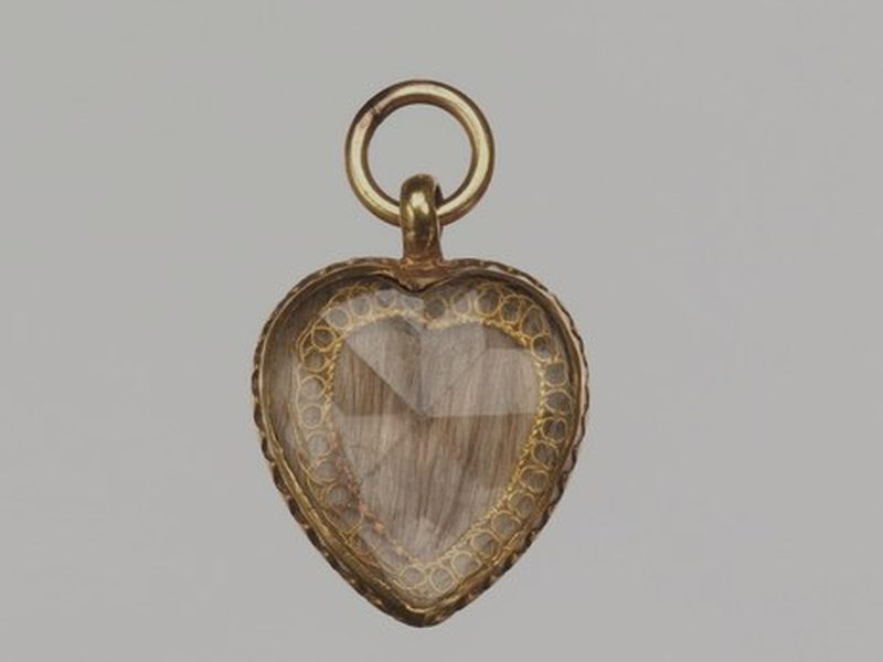 Gold heart-shaped locket from 1706, with hair under crystal